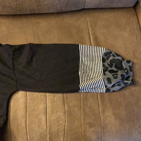 𝅺honeyme Long sleeve v neck with animal print - Picture 5 of 6